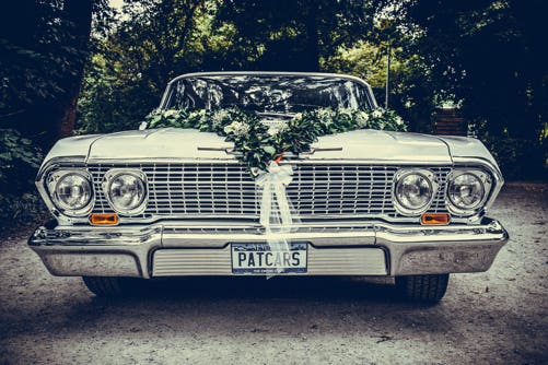 Festliche Girlande Autogirlande Autoschmuck für Hochzeit Impala mit Girlande Blumengirlande