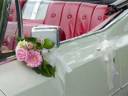 Traumhochzeit geschmückter Oldtimer Blumenschmuck für das Hochzeitsauto Blümchen Blumenbouquet Sträußchen am Auto US-Klassiker US-car Traumoldie