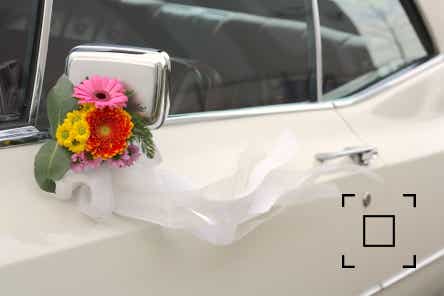 Cadillac mit hübschen Blümchen - Hochzeitstraum